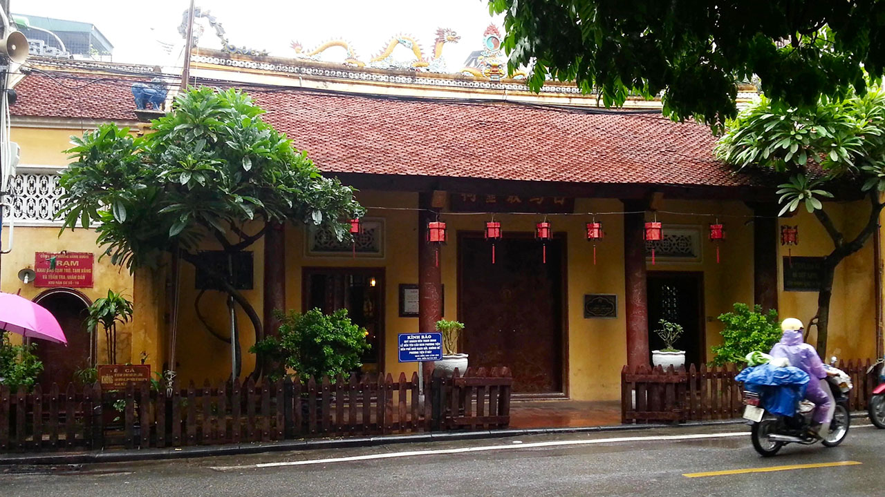 Bach Ma Temple