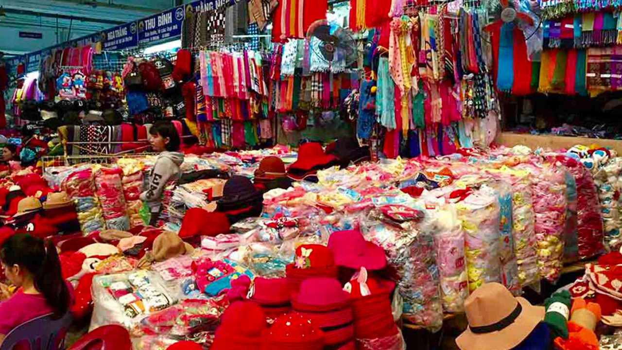 Dong Xuan Market clothing