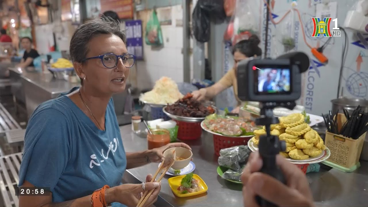 Eating and drinking at Dong Xuan Market