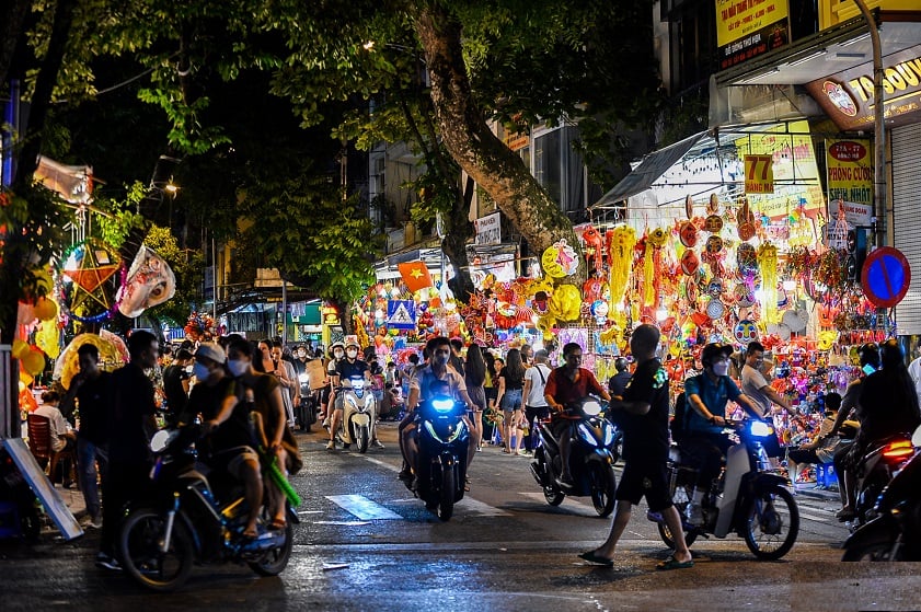 Personal stories and experiences of visitors to hang ma street hanoi