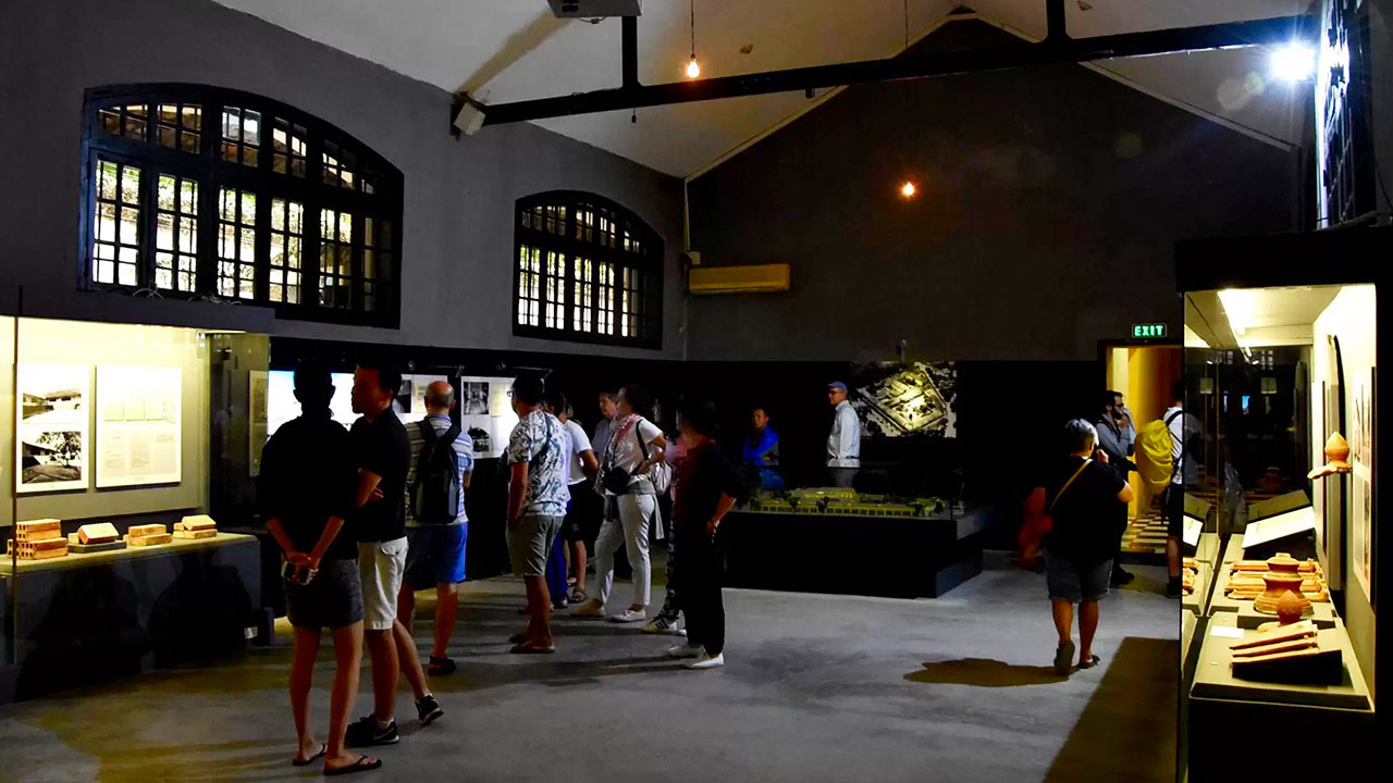 Portrayal of american pow experiences hoa lo prison museum