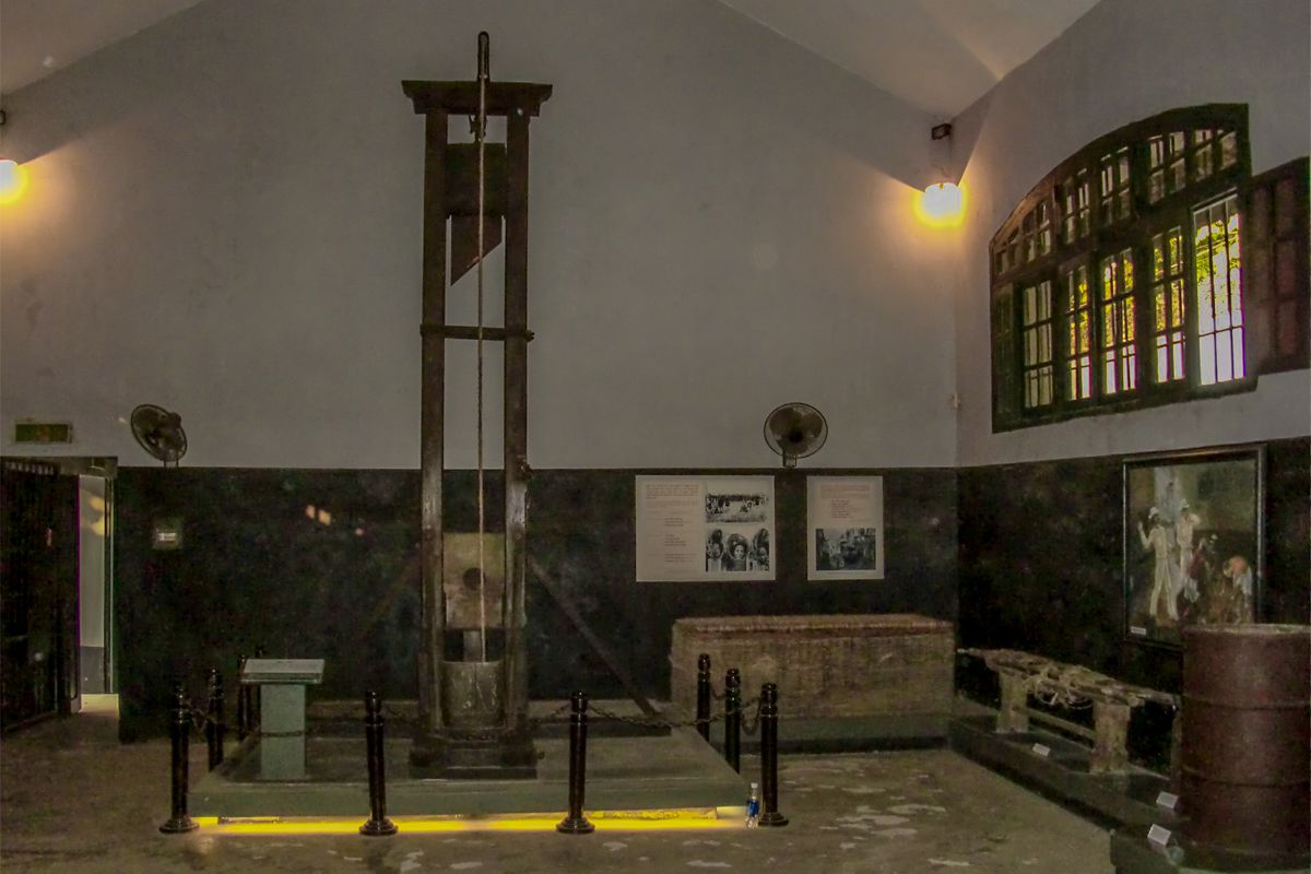 Living conditions for vietnamese political prisoners hoa lo prison museum