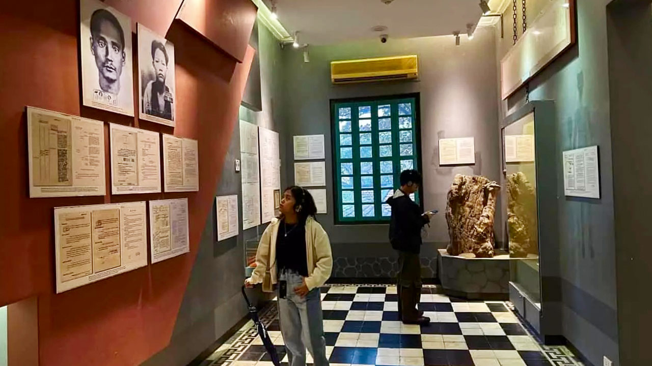 Focus on french colonial period exhibits hoa lo prison museum