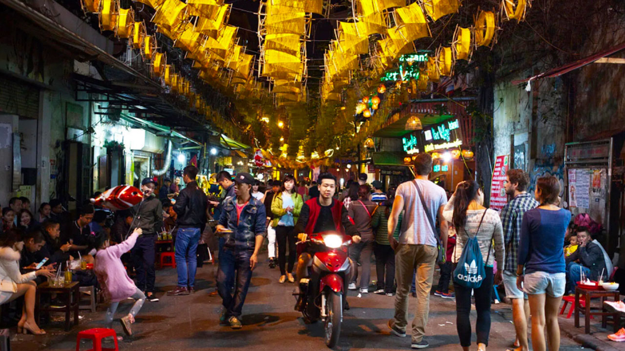 Local markets: the old quarter night market experience ta hien street