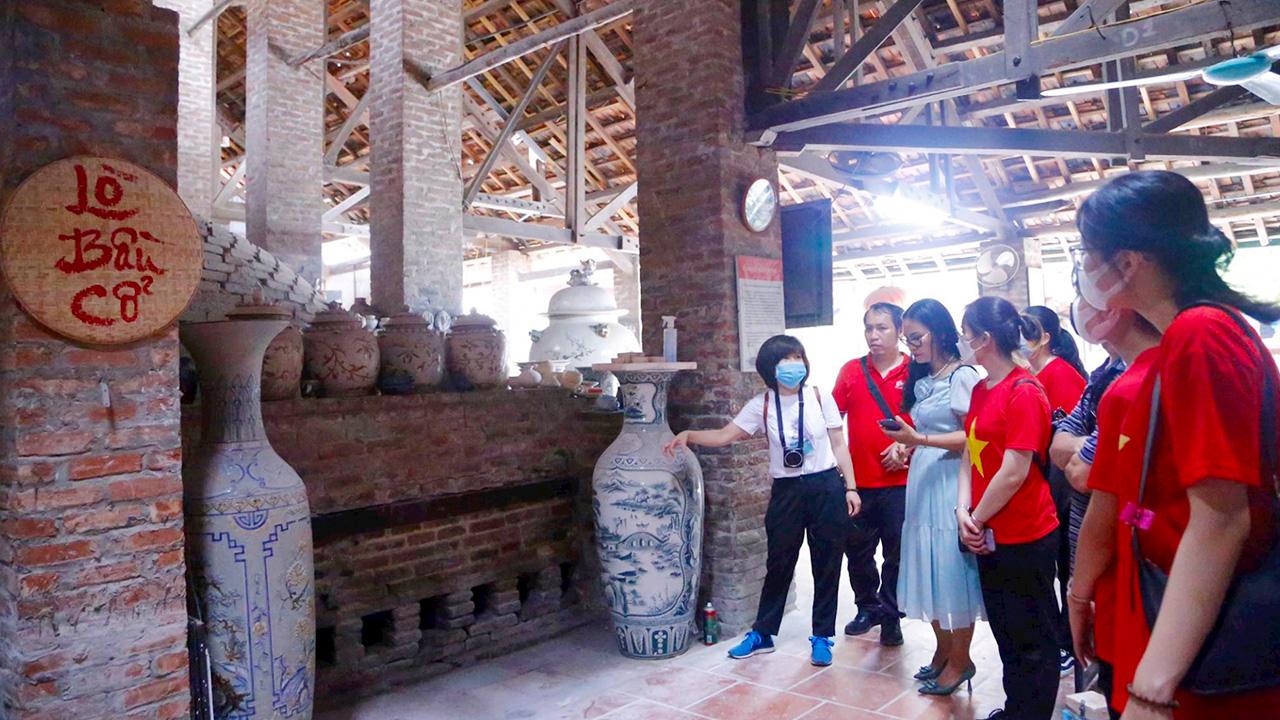 Best time to visit bat trang pottery village