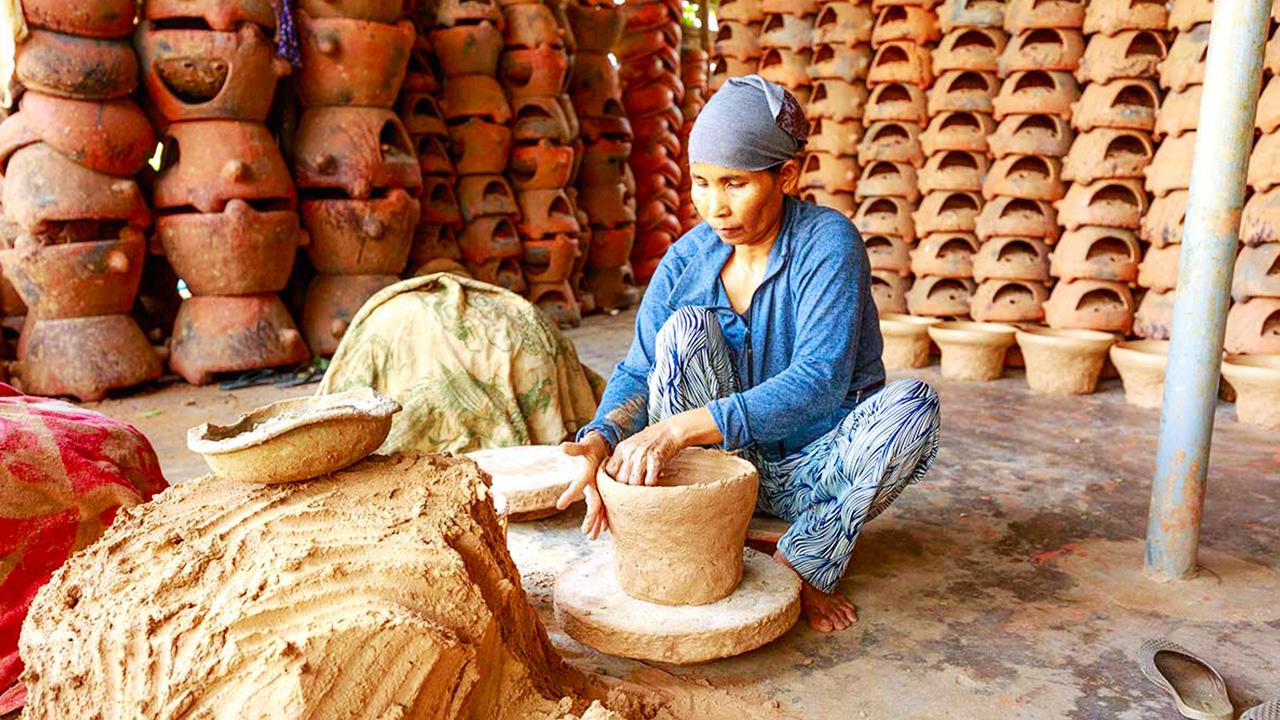 Evolution of pottery techniques in bat trang village