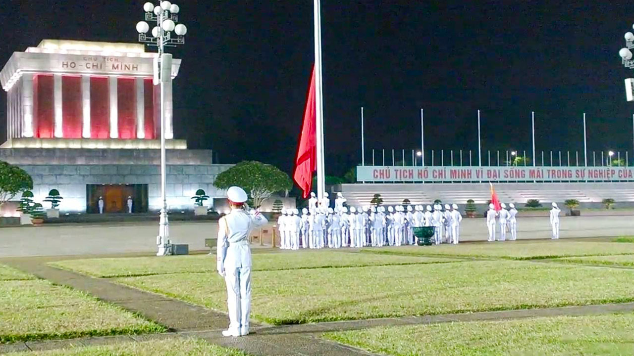 Commemoration activities at ho chi minh mausoleum