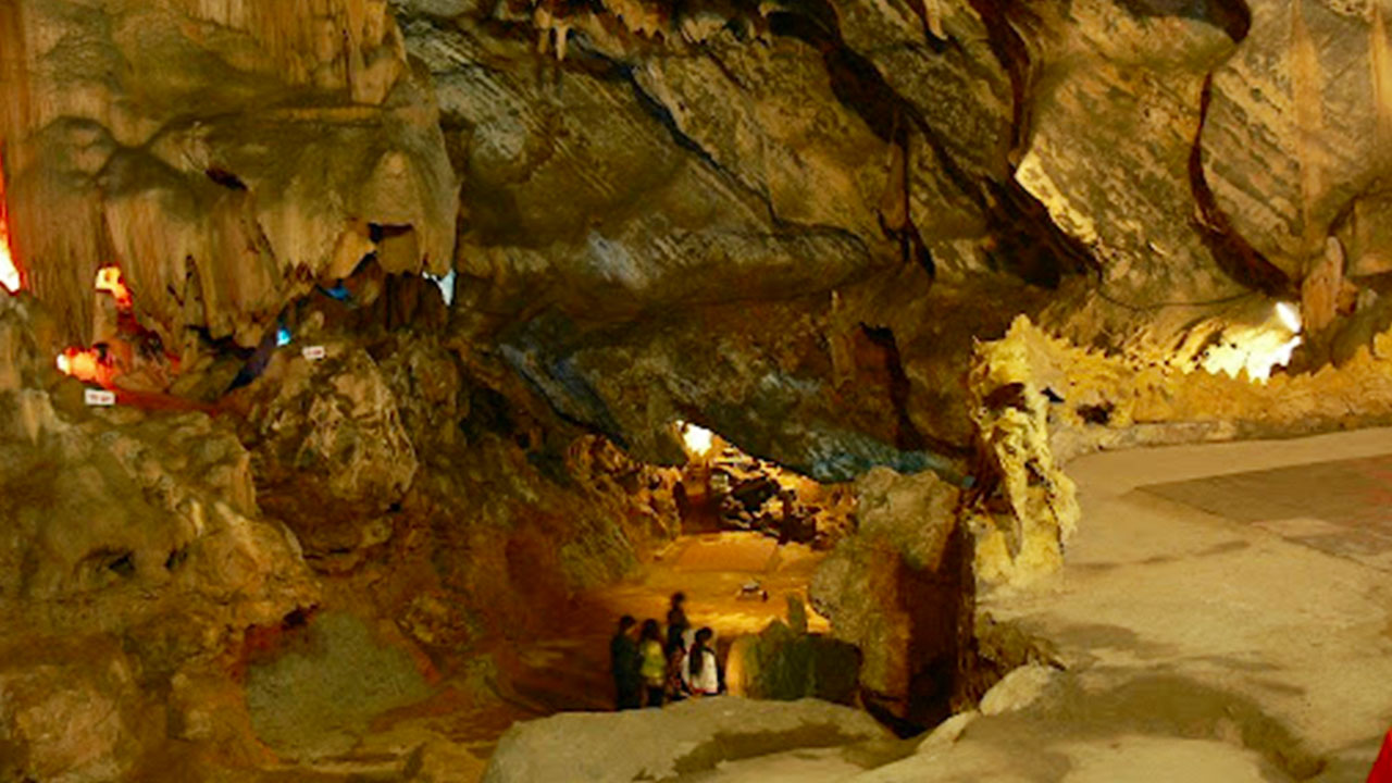 Hương Tích Cave inside