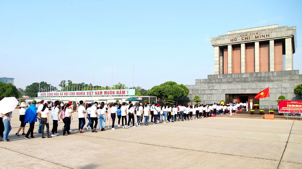 Stream of people enter the mausoleum of President Ho Chi Minh