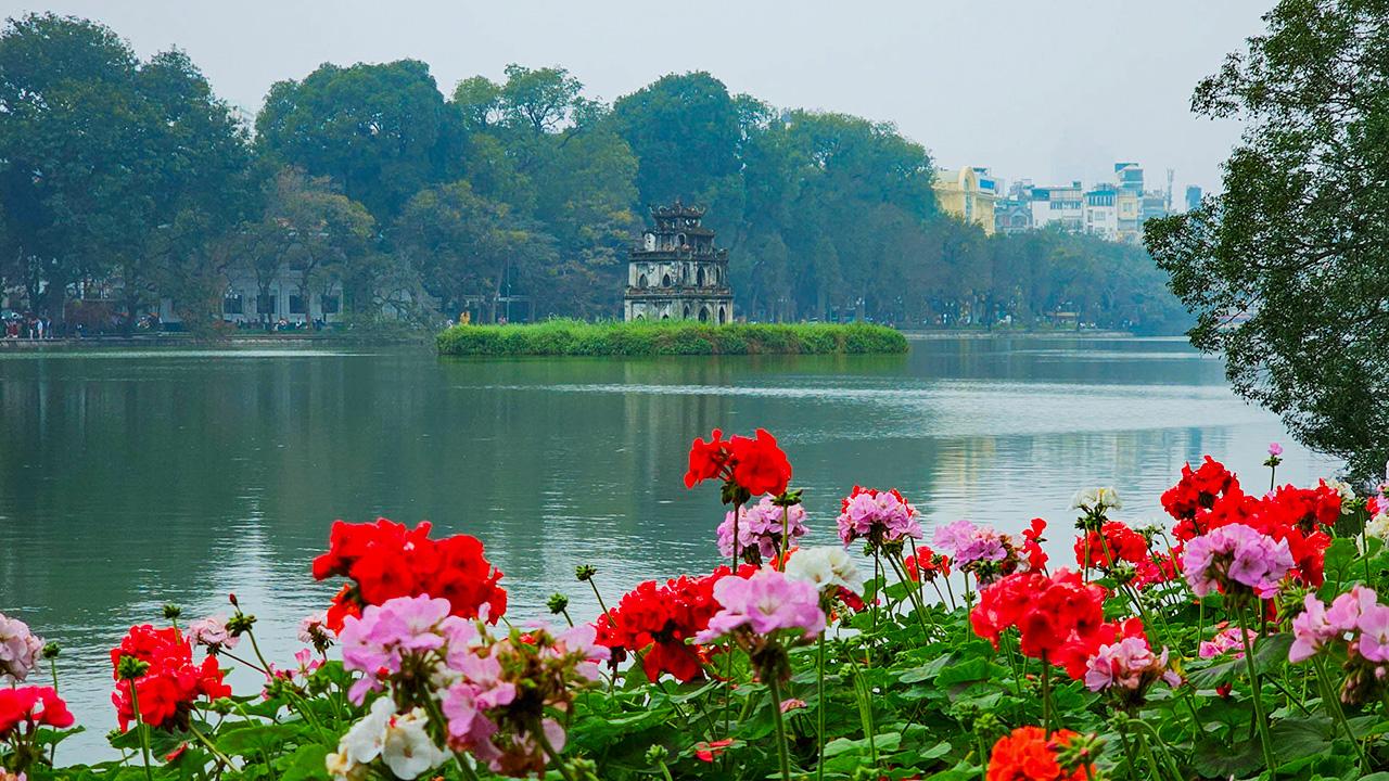 Similarities and unique features of Truc Bach Lake vs. Hoan Kiem Lake