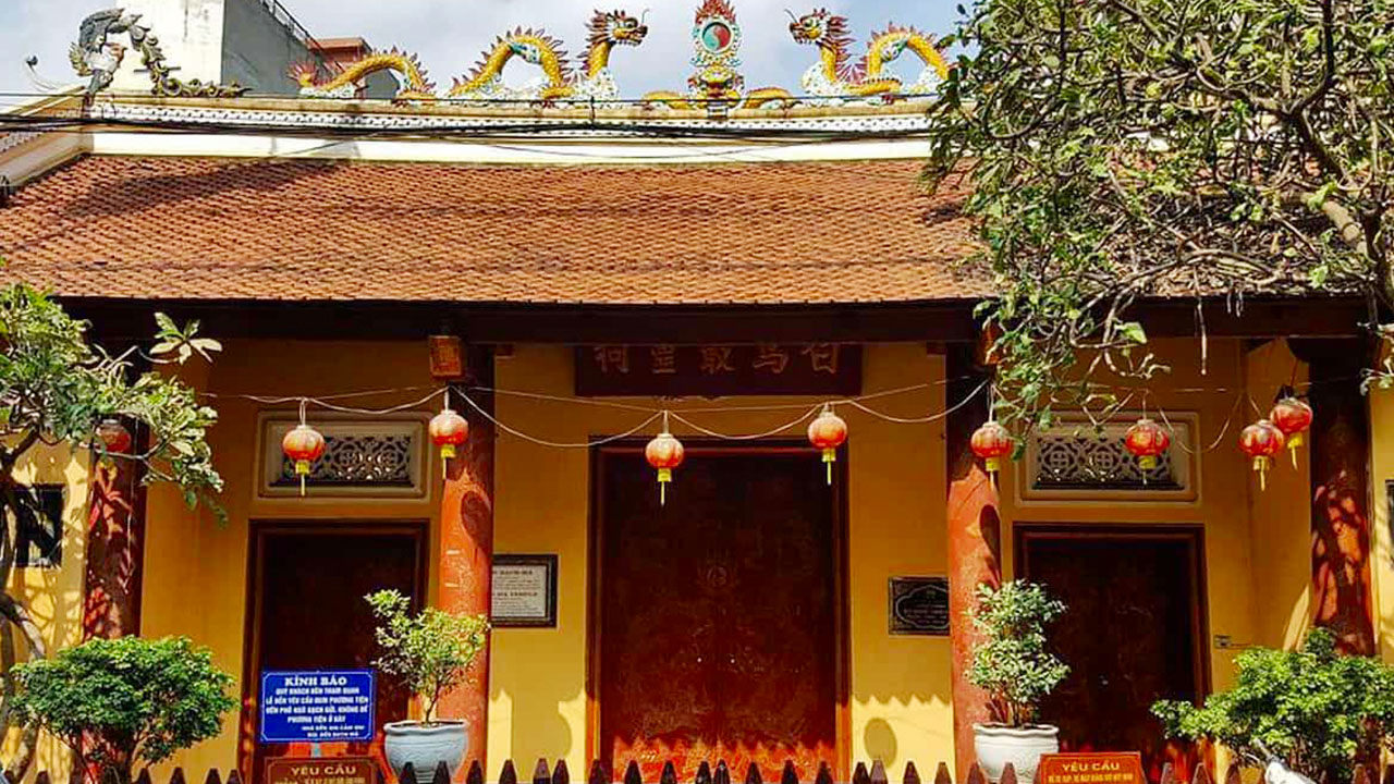 Bach Ma Temple