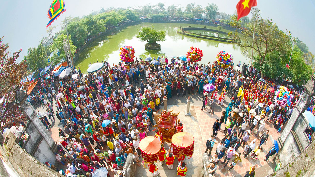 Locals and tourists join the festival