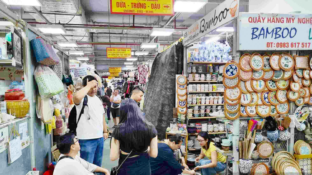 Shopping experience at Hang Da market