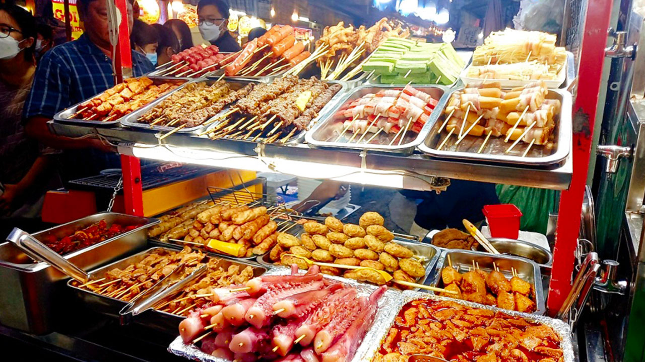 There are many street foods at Hang Da Market