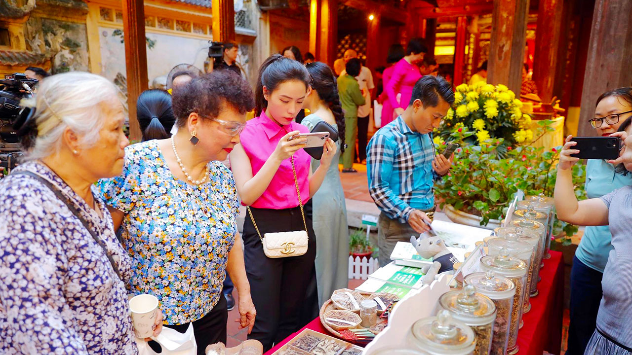 Buy herbal medicine on Lan Ong street