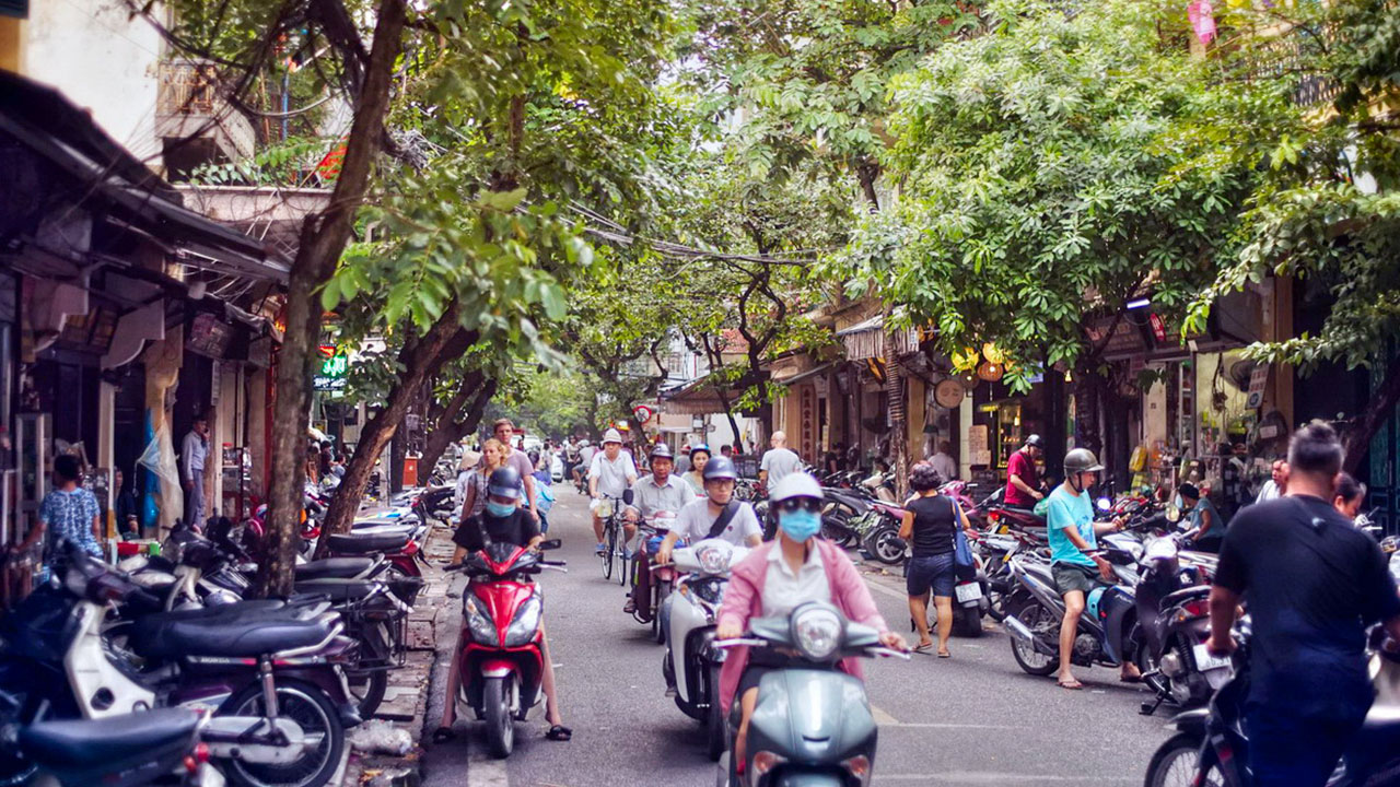 Traffic in Lan Ong Street