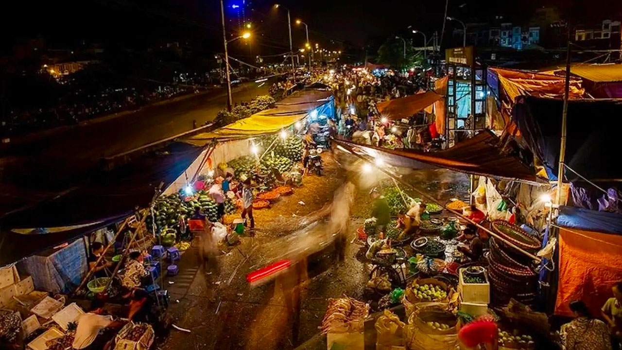 Long Bien Market is divided into many different areas