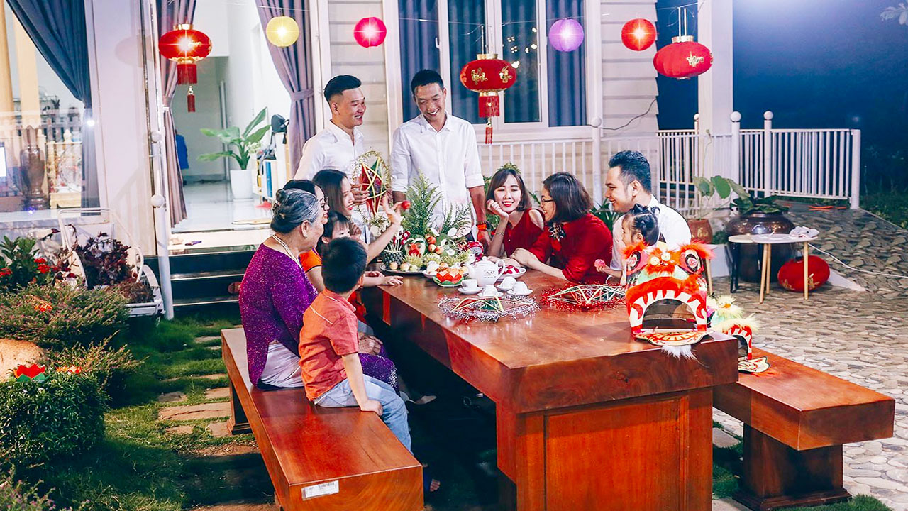 Family gathers around the mid-autumn festival tray