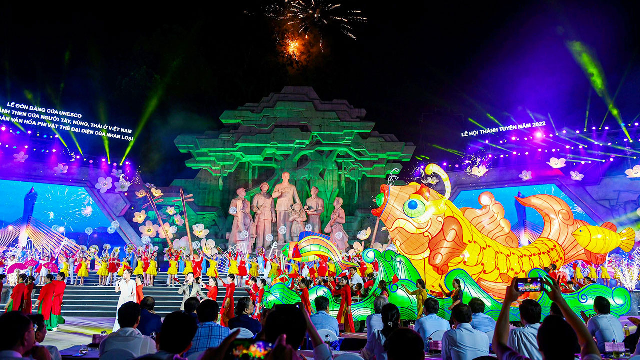 Children participate in the Mid-Autumn Festival performance