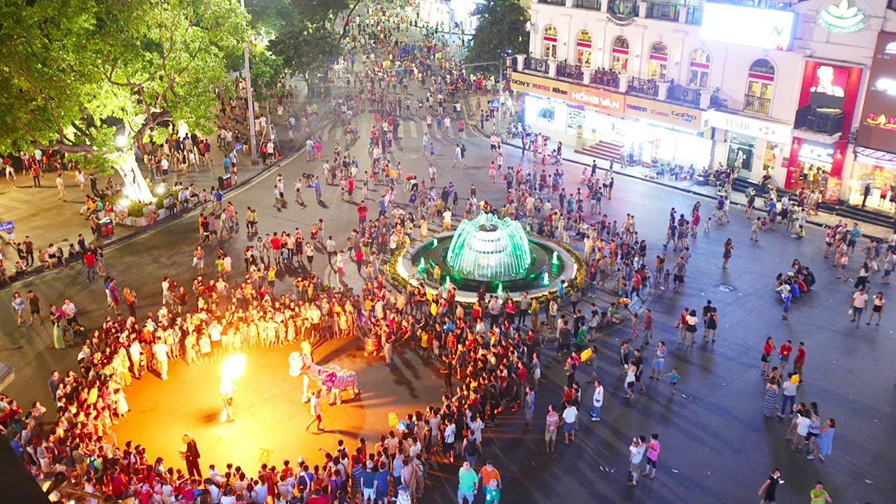 Mid-Autumn Festival at Hoan Kiem Lake