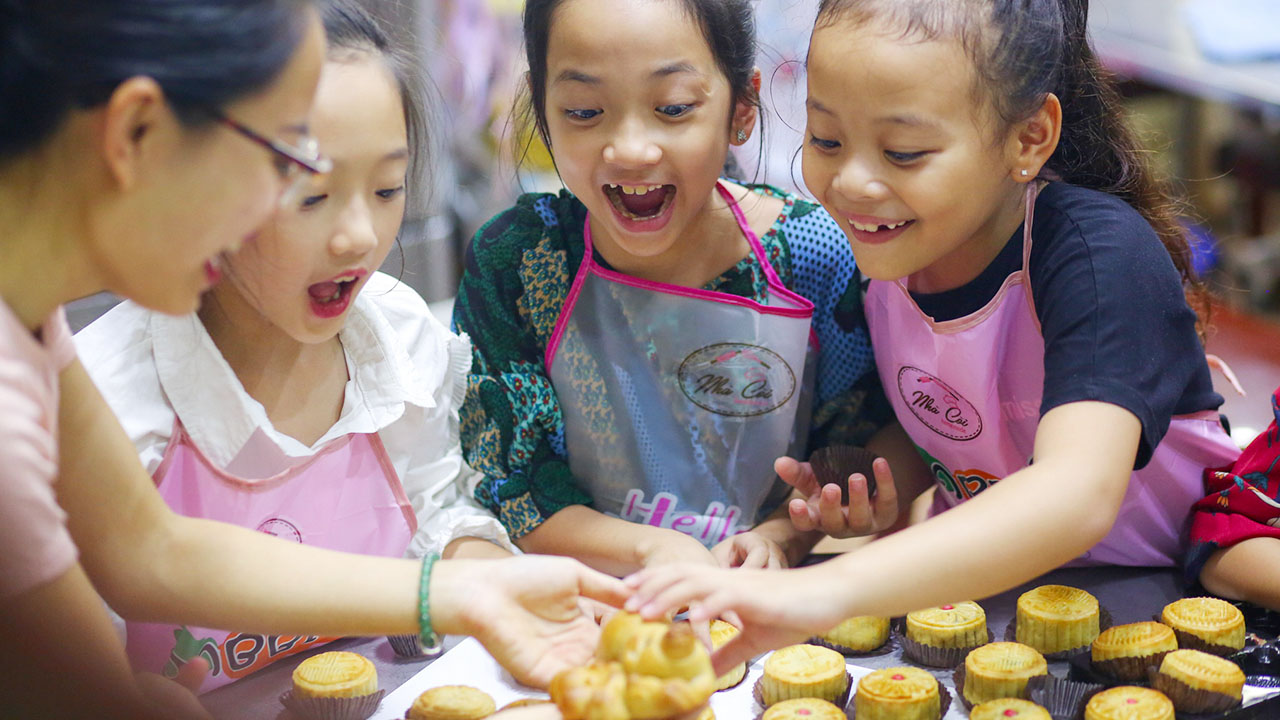 Students make moon cakes