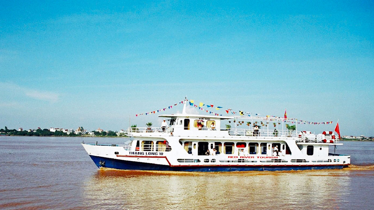 Cruise tour on the Red River