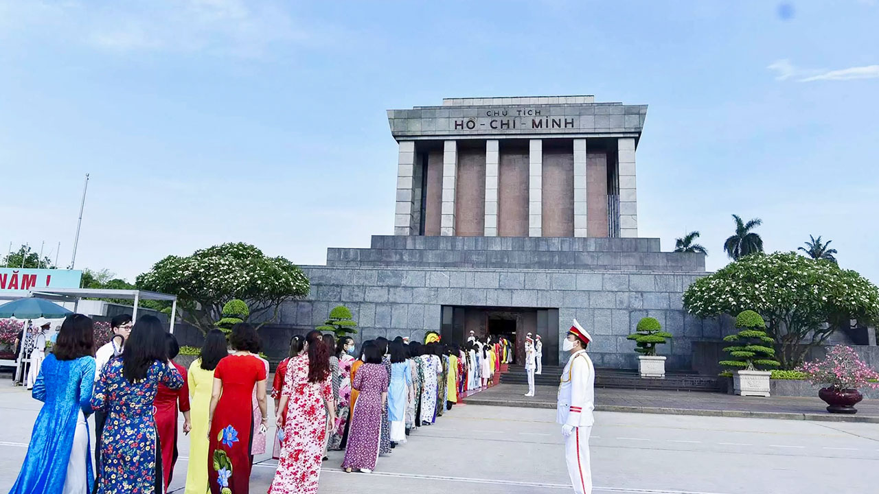 Stream of people visit Ho Chi Minh Mausoleum