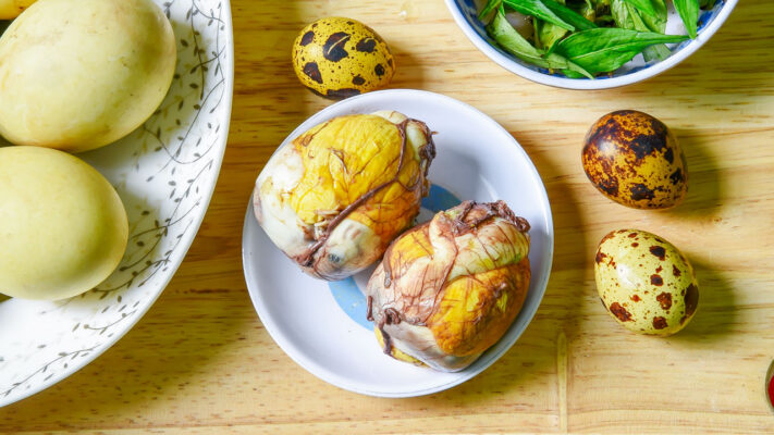 Balut in Vietnamese