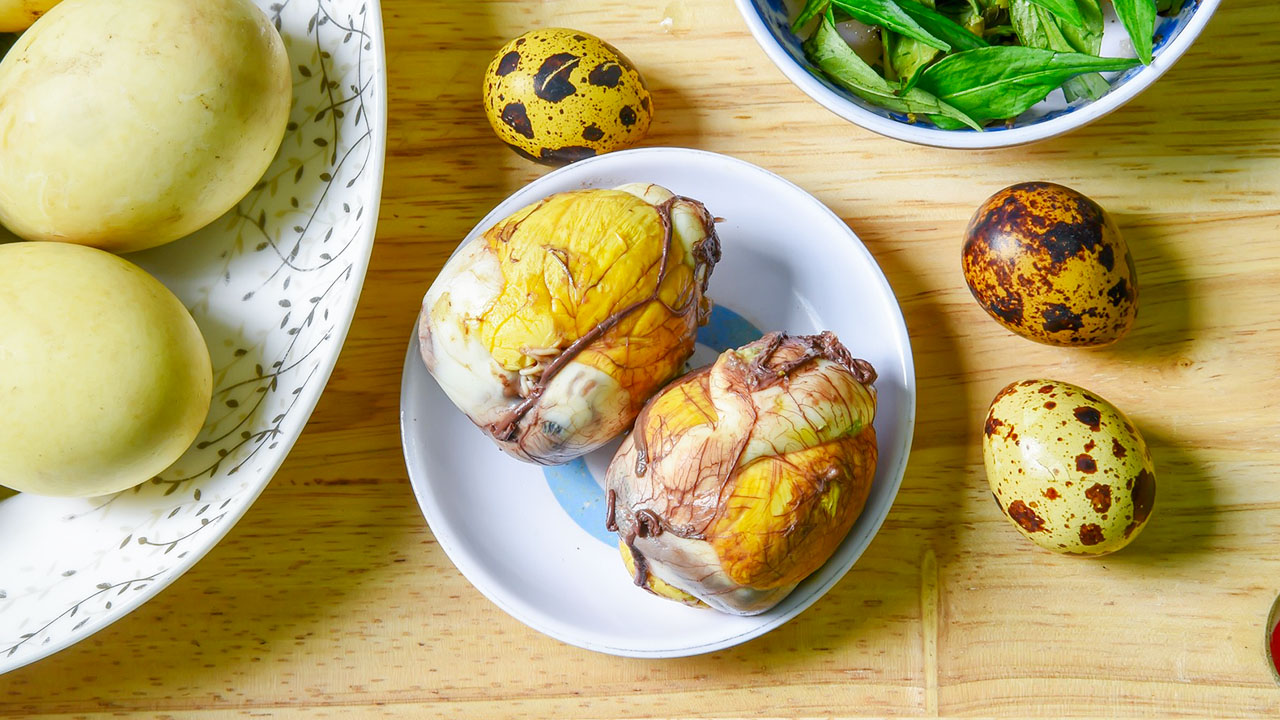 Balut in Vietnamese