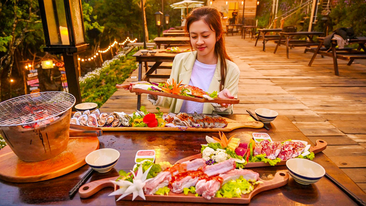 Customers highly appreciate the buffet in Hanoi