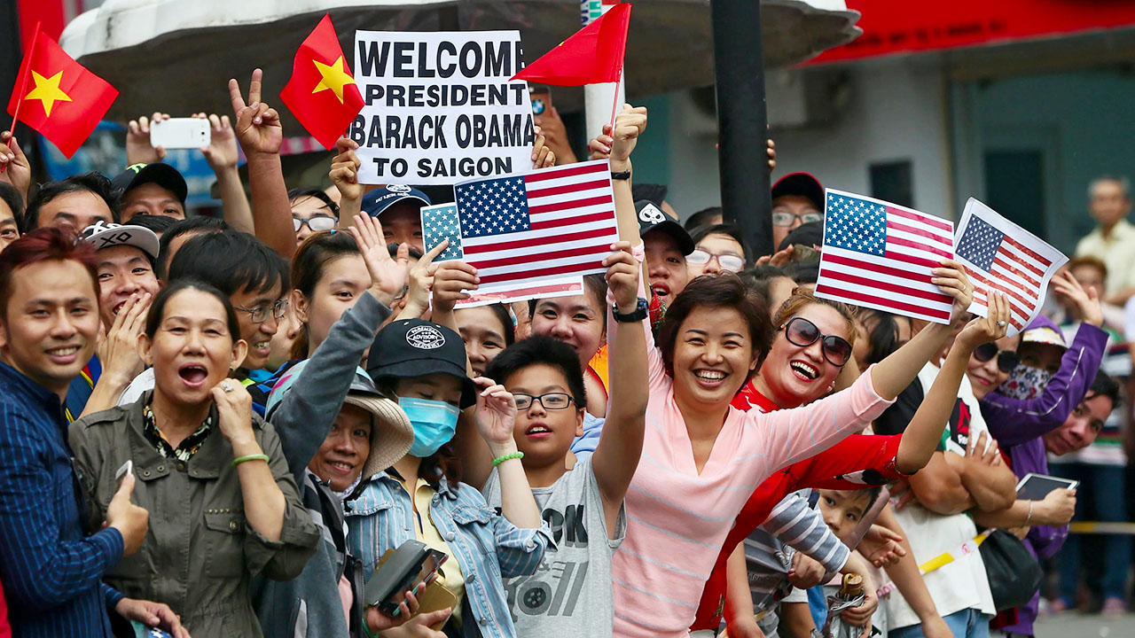 Vietnamese people welcome President Obama