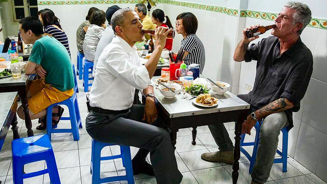 President Obama drinks Hanoi beer