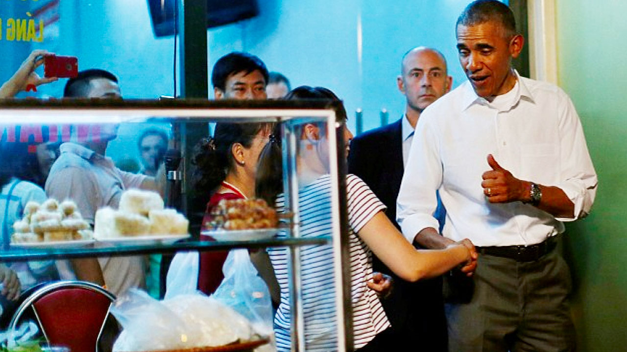 Mr. Obama leaves the bun cha restaurant