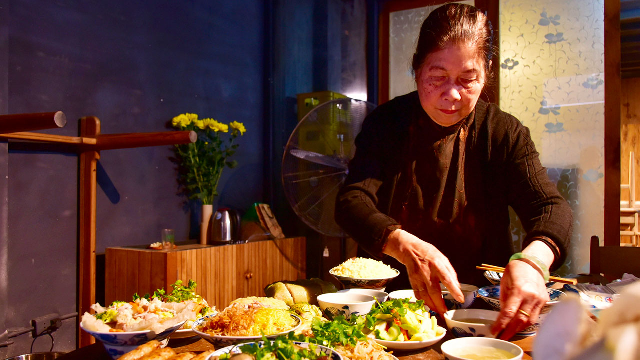 Many delicious dishes on Hang Bac Street