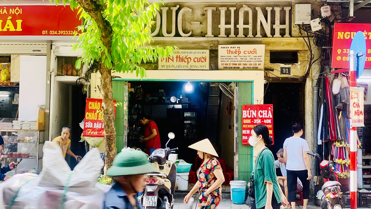 Hang Bo Street still retains many old features