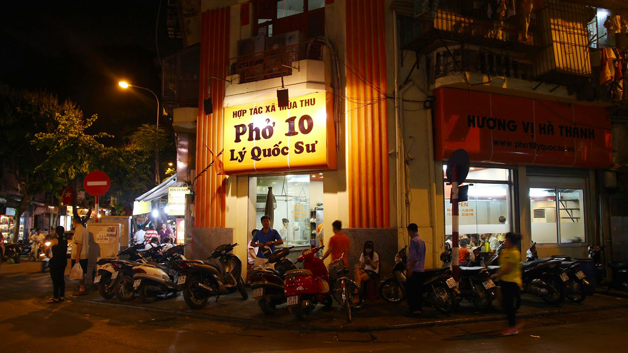 Ly Quoc Su Street at night