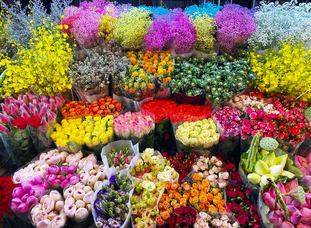 Variety of flowers at Quang Ba Flower Market