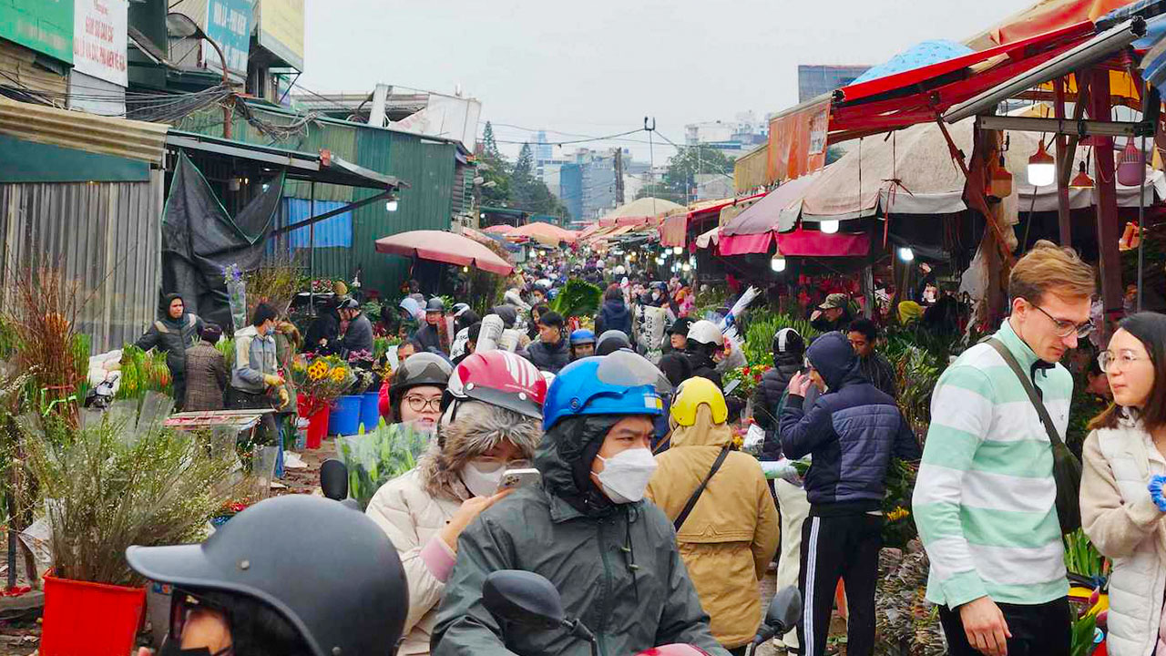 Experience buying flowers at Quang Ba Flower Market