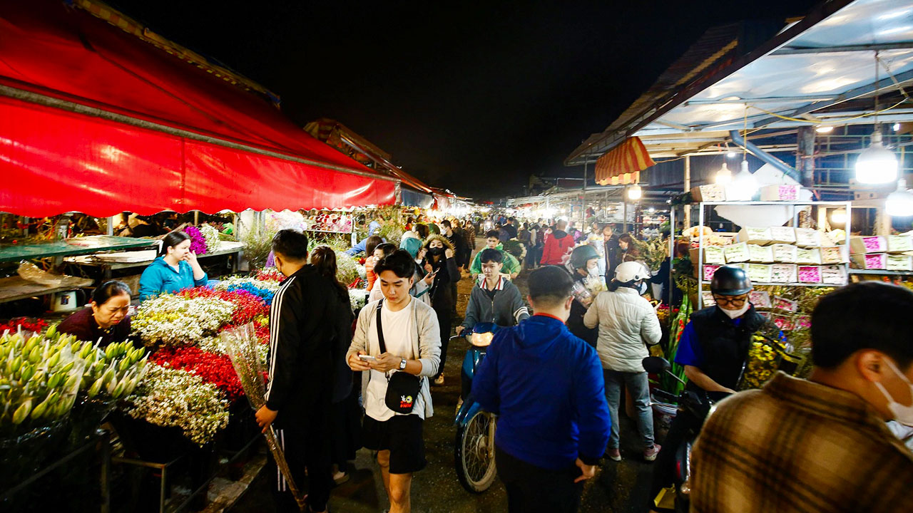 Atmosphere at Quang Ba Flower Market