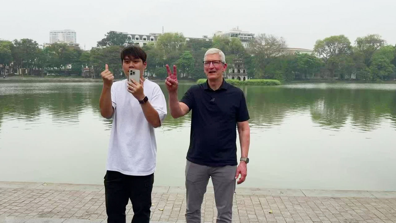 Tim Cook - CEO of Apple takes photos at Hoan Kiem Lake