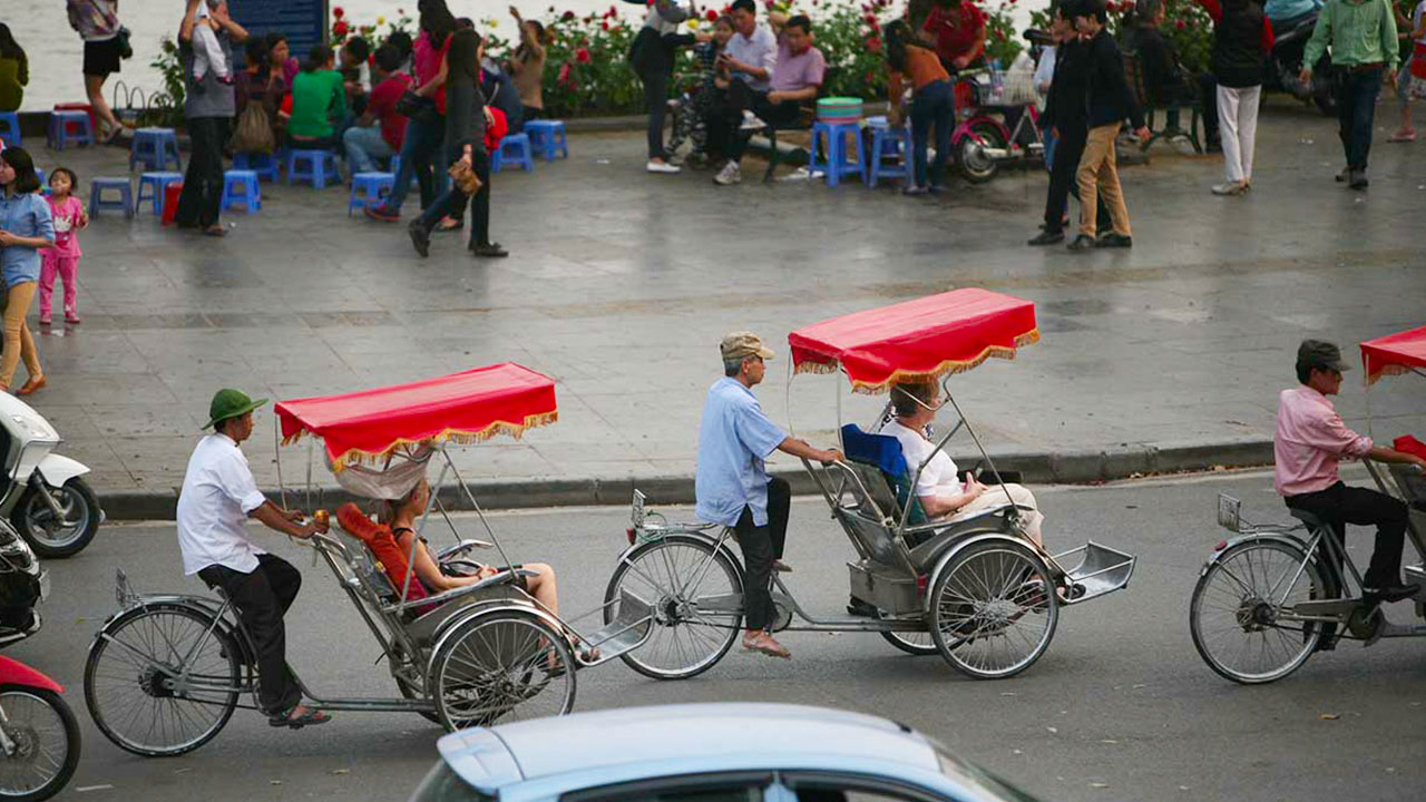 Tourists chat with cyclo drivers