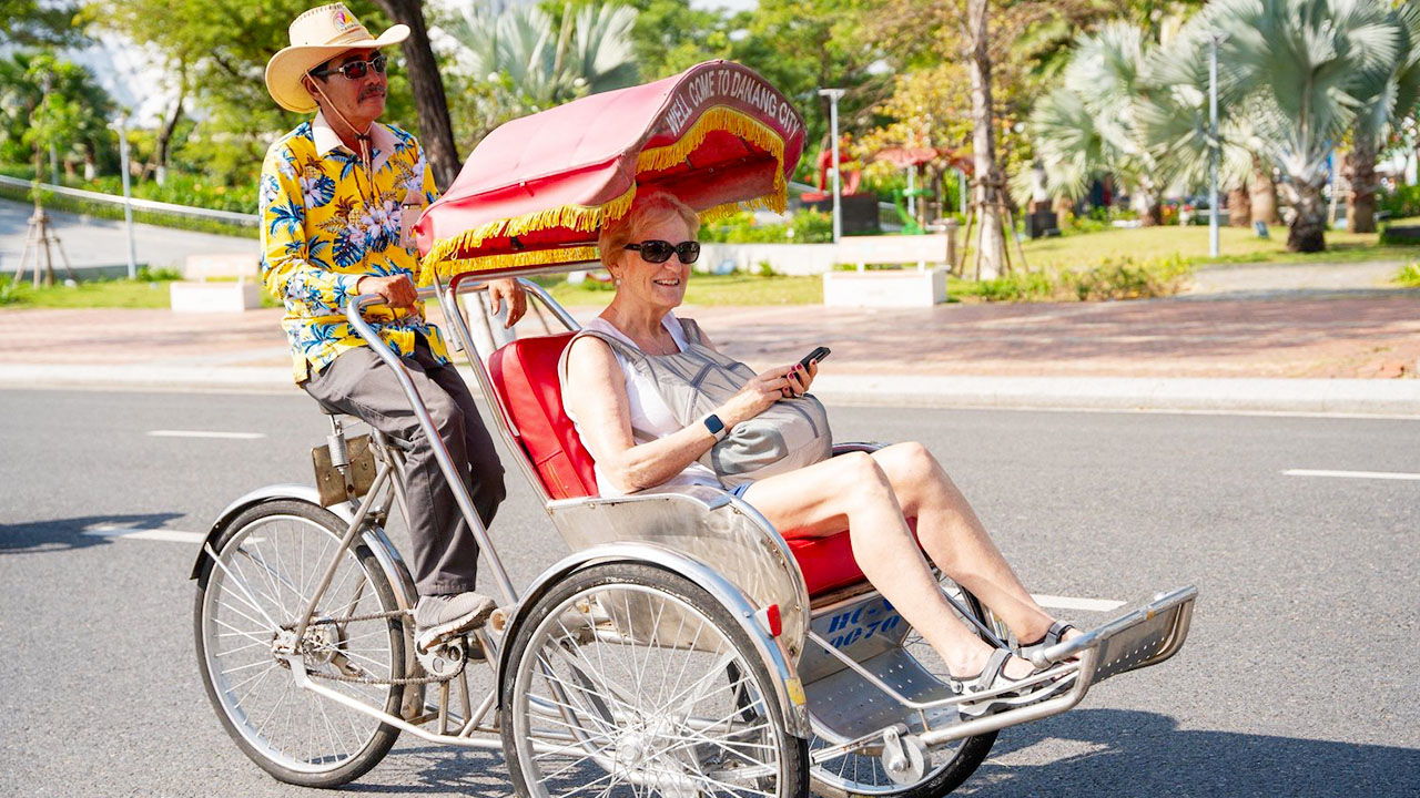 Cyclo tour attracts tourists