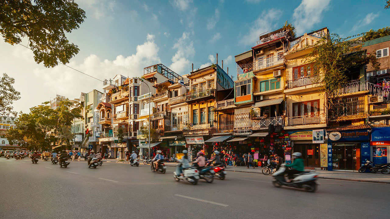 Typical architecture on Dinh Tien Hoang street