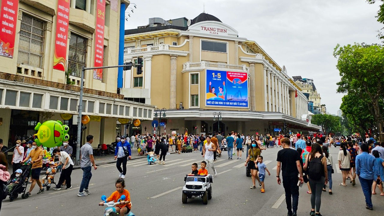 People and tourists often walk along Dinh Tien Hoang Street on weekends