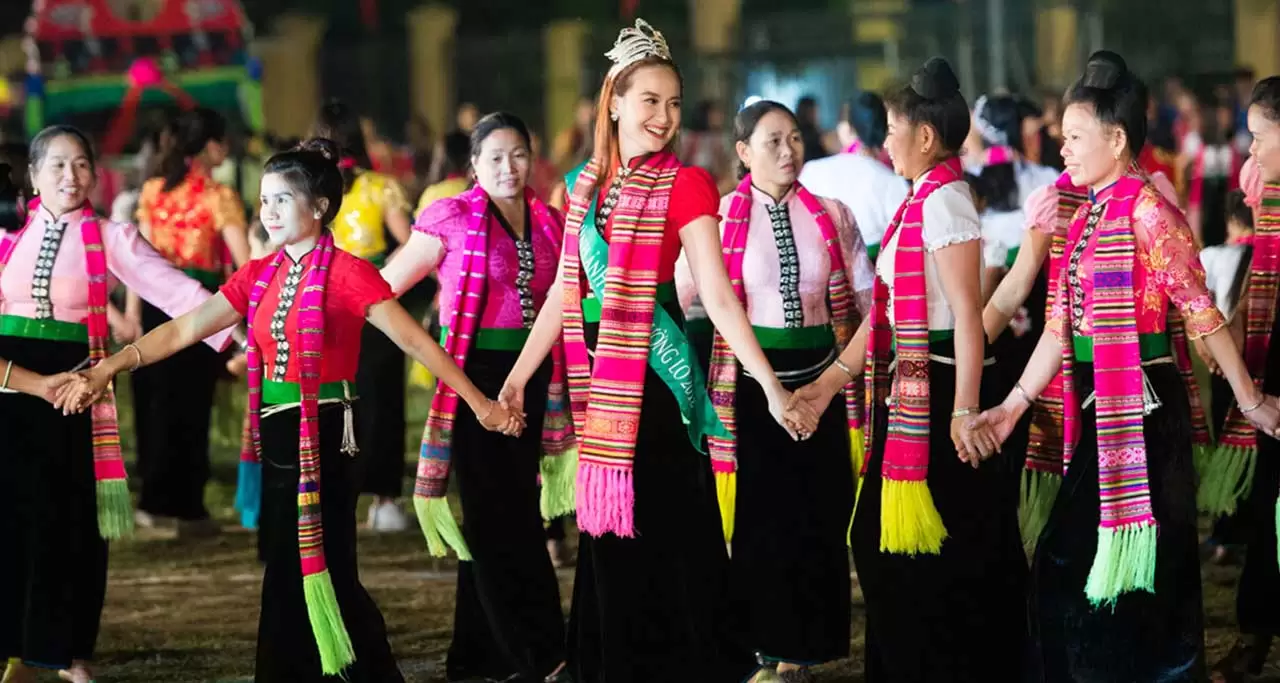 The role of traditional dress in tourism and cultural heritage Vietnamese