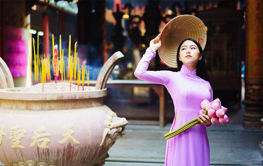 Behavior and demeanor while wearing traditional dress Vietnamese