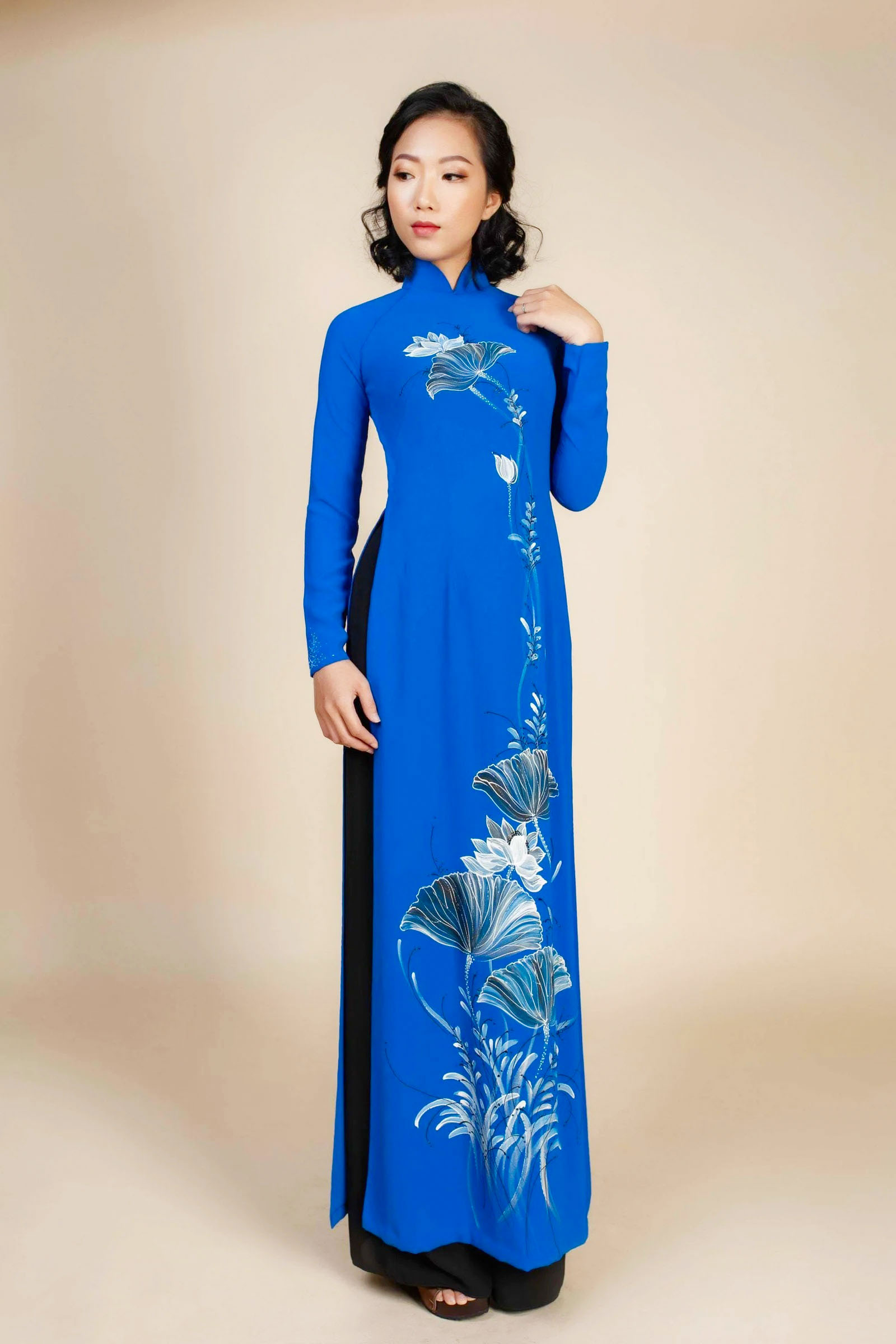 Description and design features of Ao Dai Vietnamese traditional dress