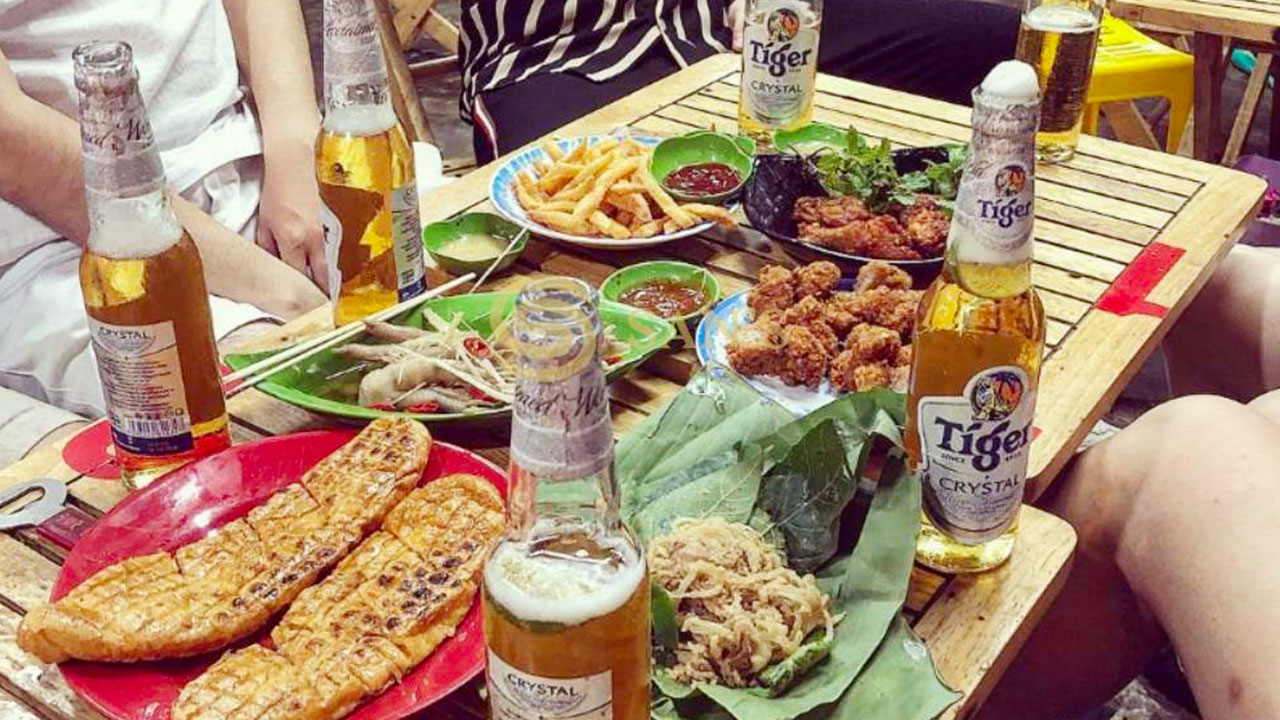 Local beer and alcoholic beverages hanoi food culture