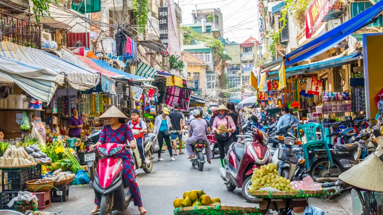 Best markets to explore in hanoi things see