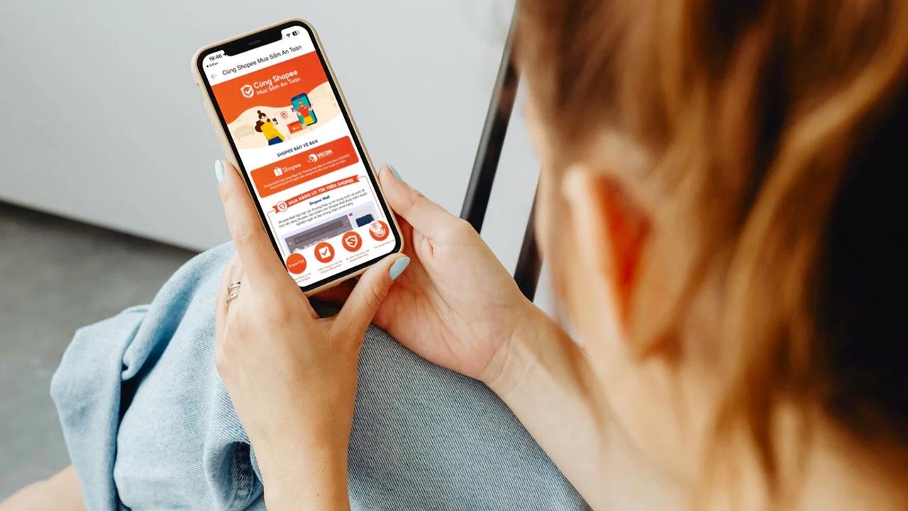 Online shopping in Hanoi